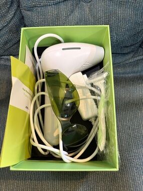 At-Home IPL Hair Removal Device with Protective Glasses - White & Green